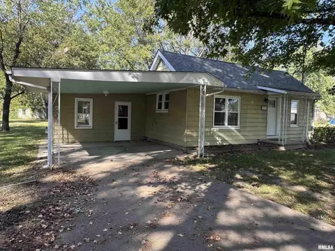 15679 Bessie St, Sesser, IL 62884