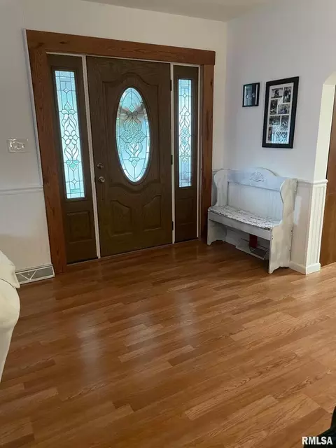 Entry Way - 302 2nd St, Carmi, IL 62821 photo 2 of 3