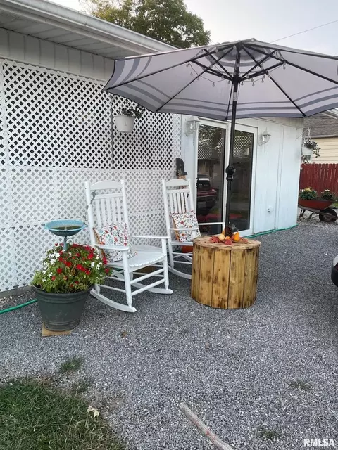 Exterior - 302 2nd St, Carmi, IL 62821 photo 1 of 1