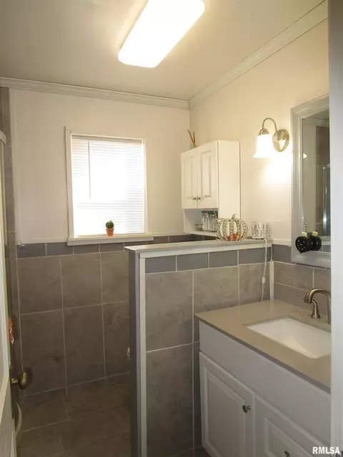 Bath - 302 2nd St, Carmi, IL 62821 photo 1 of 1