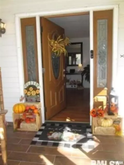 Entry Way - 302 2nd St, Carmi, IL 62821 photo 1 of 3