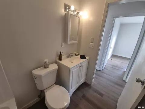 Bath - 802 Dillard St, Eldorado, IL 62930 photo 2 of 2