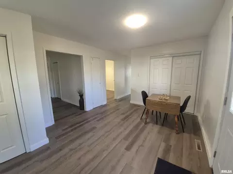 Entry Way - 802 Dillard St, Eldorado, IL 62930 photo 1 of 2
