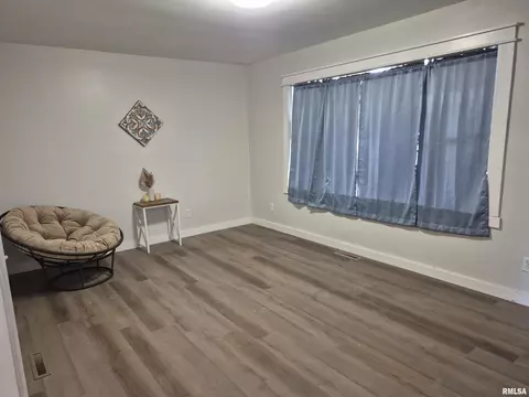 Living - 802 Dillard St, Eldorado, IL 62930 photo 1 of 1