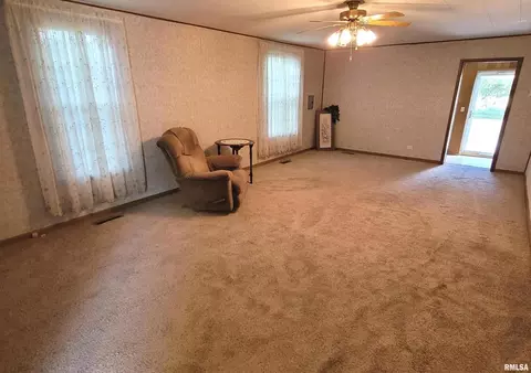 405 Saint Clair St, Odin, IL 62870 photo 9