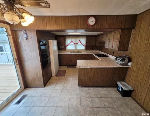 405 Saint Clair St, Odin, IL 62870 photo 5
