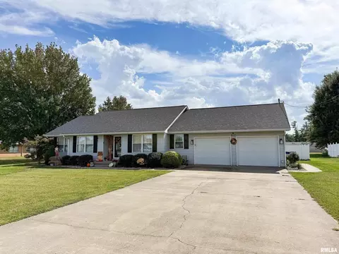 612 E 12th St, Flora, IL 62839