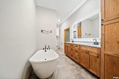 Bath - 1115 Hilltop Ln, Simpson, IL 62985 photo 5 of 5