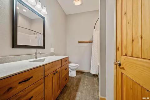 Bath - 1115 Hilltop Ln, Simpson, IL 62985 photo 2 of 5