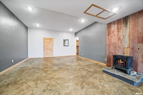 Living - 1115 Hilltop Ln, Simpson, IL 62985 photo 10 of 13