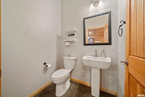 Bath - 1115 Hilltop Ln, Simpson, IL 62985 photo 1 of 5
