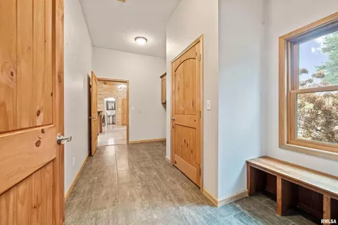 Entry Way - 1115 Hilltop Ln, Simpson, IL 62985 photo 9 of 11