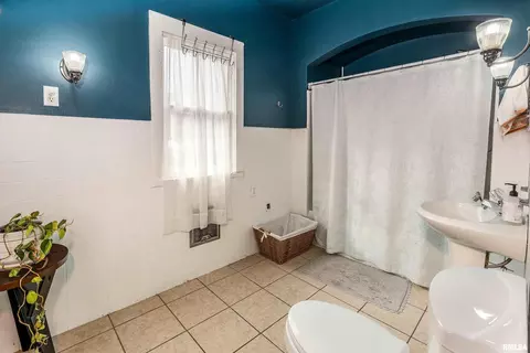 Bath - 2101 Walnut St, Murphysboro, IL 62966 photo 2 of 5