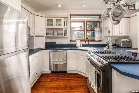 Kitchen - 2101 Walnut St, Murphysboro, IL 62966 photo 2 of 5