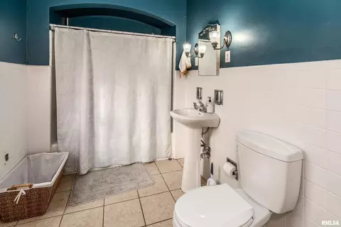 Bath - 2101 Walnut St, Murphysboro, IL 62966 photo 3 of 5