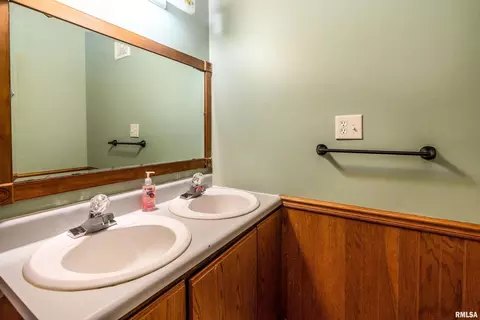 Bath - 2101 Walnut St, Murphysboro, IL 62966 photo 5 of 5