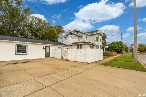 Exterior - 2101 Walnut St, Murphysboro, IL 62966 photo 8 of 10