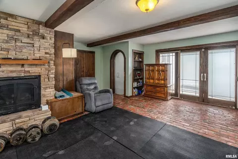 Living - 2101 Walnut St, Murphysboro, IL 62966 photo 4 of 6