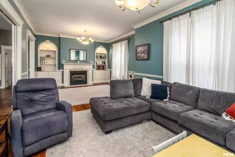 Living - 2101 Walnut St, Murphysboro, IL 62966 photo 2 of 6