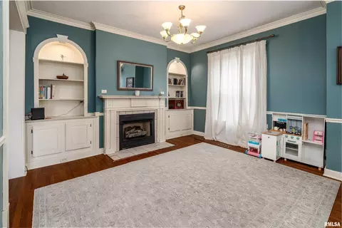 Living - 2101 Walnut St, Murphysboro, IL 62966 photo 3 of 6