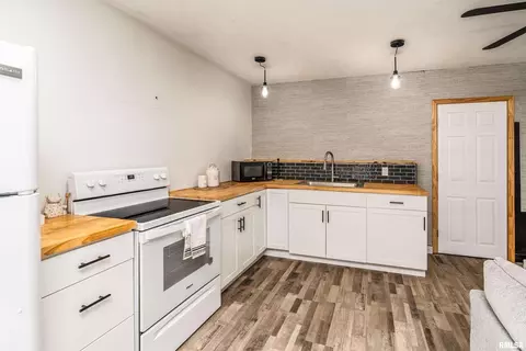 Kitchen - 2101 Walnut St, Murphysboro, IL 62966 photo 5 of 5