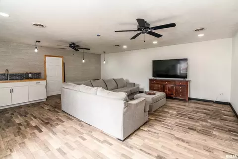 Living - 2101 Walnut St, Murphysboro, IL 62966 photo 6 of 6