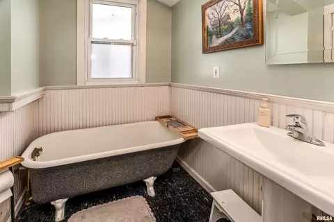 Bath - 2101 Walnut St, Murphysboro, IL 62966 photo 1 of 5