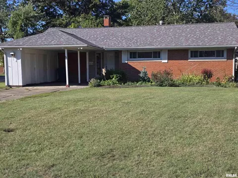 32 Circle Dr, Centralia, IL 62801