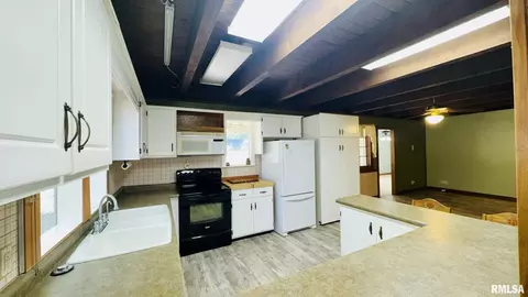 601 1st St, Benton, IL 62812 photo 26