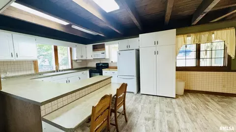 601 1st St, Benton, IL 62812 photo 29