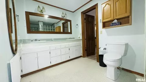601 1st St, Benton, IL 62812 photo 44