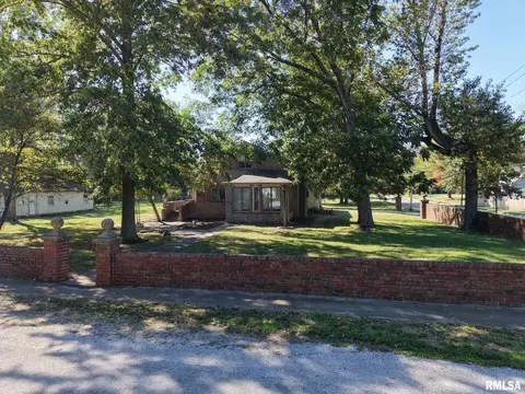 601 1st St, Benton, IL 62812 photo 8