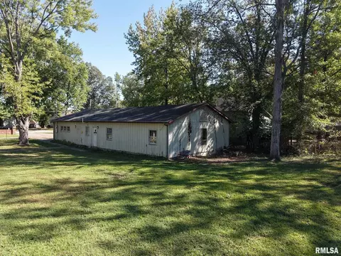 601 1st St, Benton, IL 62812 photo 20