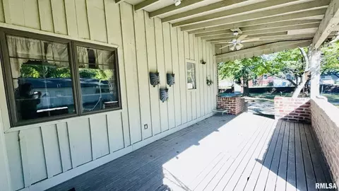 601 1st St, Benton, IL 62812 photo 22