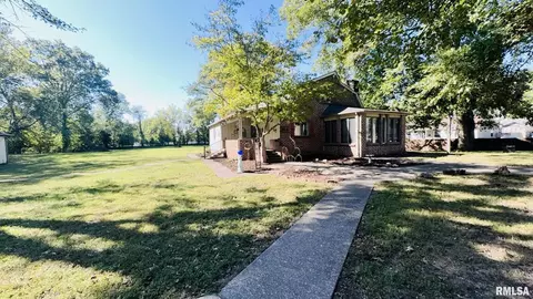 601 1st St, Benton, IL 62812 photo 4