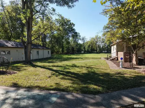 601 1st St, Benton, IL 62812 photo 19