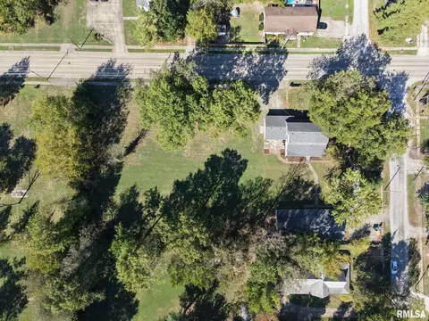 601 1st St, Benton, IL 62812 photo 17