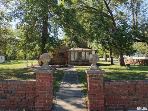 601 1st St, Benton, IL 62812 photo 5