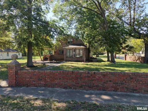 601 1st St, Benton, IL 62812 photo 6