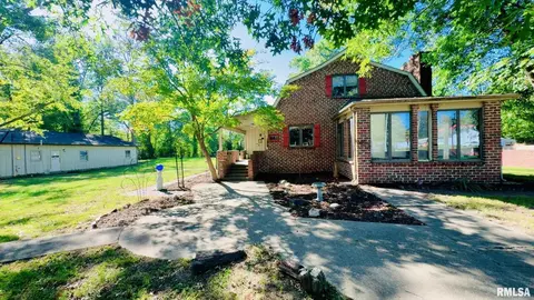 601 1st St, Benton, IL 62812