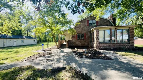 601 1st St, Benton, IL 62812 photo 2