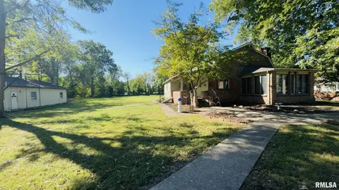 601 1st St, Benton, IL 62812 photo 3