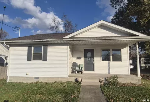 1116 S Land St, Harrisburg, IL 62946