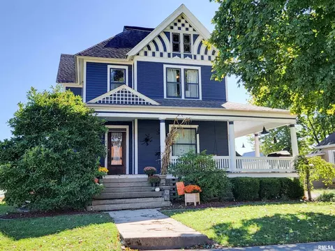216 E 3rd St, Flora, IL 62839