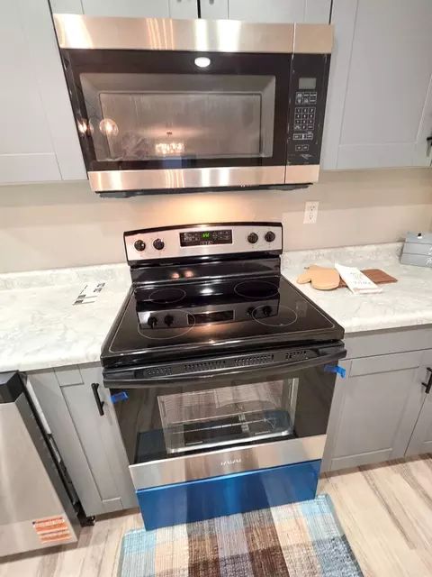 Kitchen - 306 Bible St, Flora, IL 62839 photo 5 of 20