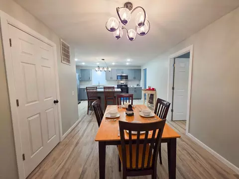 Dining - 306 Bible St, Flora, IL 62839 photo 1 of 2