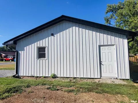 Exterior - 306 Bible St, Flora, IL 62839 photo 10 of 13