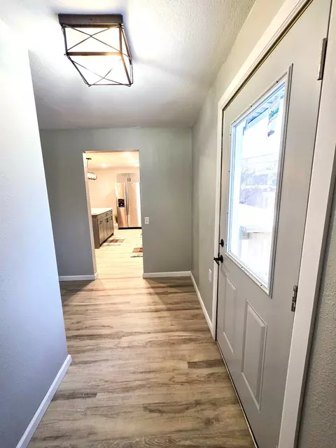 Entry Way - 306 Bible St, Flora, IL 62839 photo 3 of 3