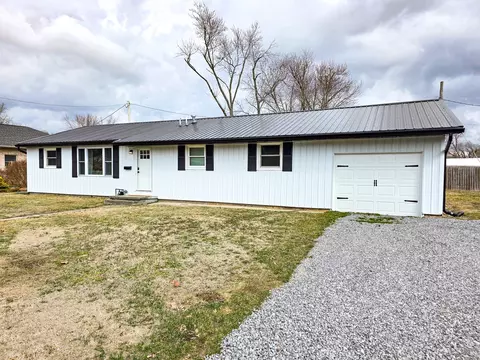 306 Bible St, Flora, IL 62839