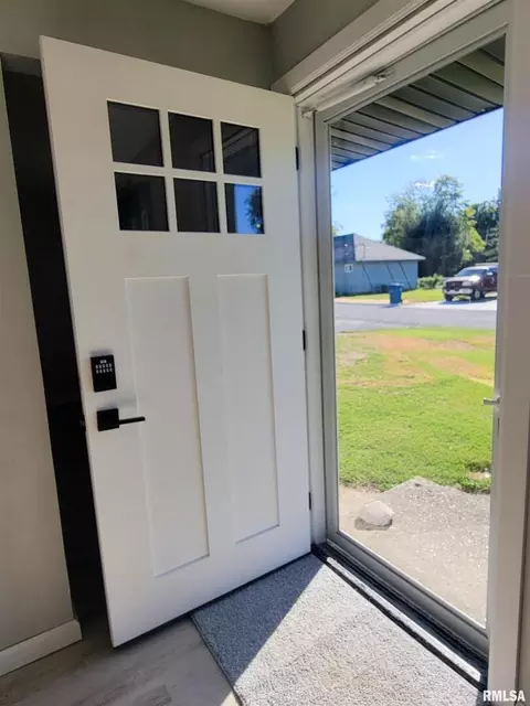 Entry Way - 306 Bible St, Flora, IL 62839 photo 1 of 3